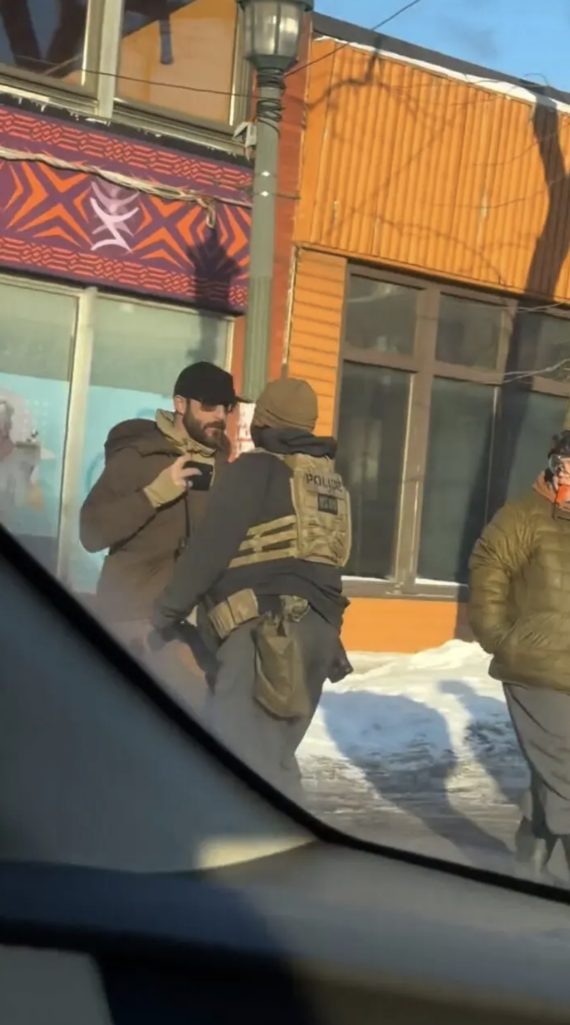 Alex Pretti, avant d'être mis au sol, en train de filmer avec son téléphone