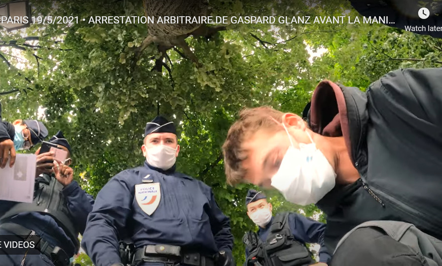 A Paris, la police interdit de rire - c'est vrai !